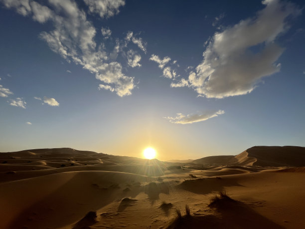 撒哈拉沙漠中的沙丘，摩洛哥的梅尔祖加沙漠图片下载