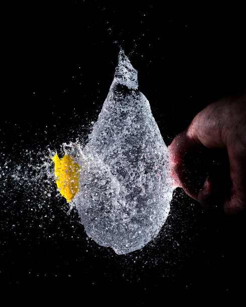 一个装满水的气球爆裂的特写镜头图片下载