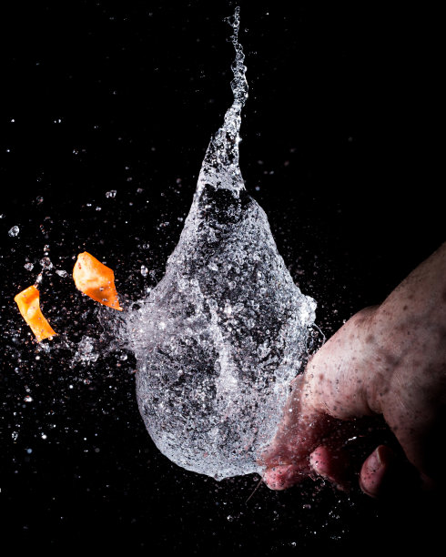 一个装满水的气球爆裂的特写镜头图片下载