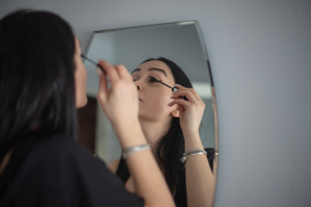 黑头发年轻女子正在做化妆。图片下载