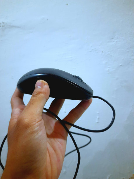 握着电脑鼠标的人的手图片下载