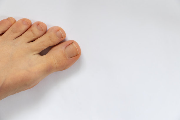 一个年轻女孩的女性腿在白色背景特写图片下载