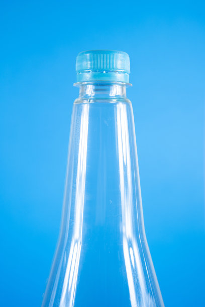 空汽水瓶，蓝色靠背和向上的蓝色瓶盖图片下载