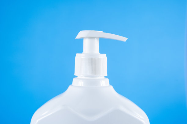 蓝色背景，中间是白色肥皂瓶图片下载