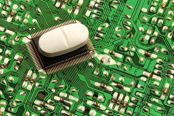 在微芯片上的药丸或药物，布洛芬或对乙酰氨基酚。科技成瘾的概念图片下载