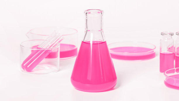 装有粉红色液体的实验室烧瓶。以实验室玻璃器皿为背景。培养皿，烧瓶，试管。在白色的浅色背景上。图片下载