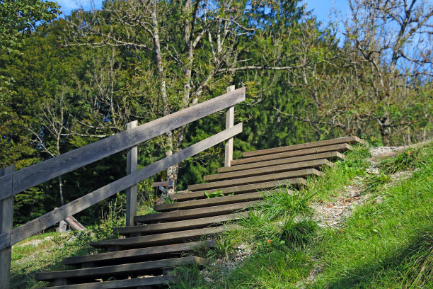 人行道上有木板台阶，在步行区有栏杆。图片下载