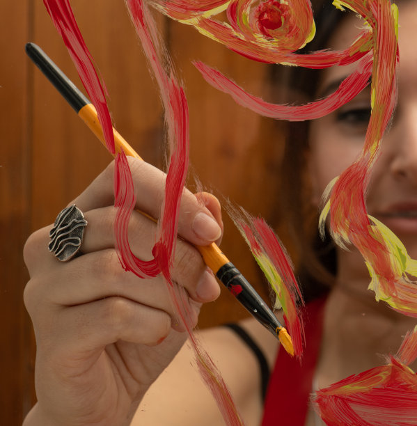 美术画家在工作室的玻璃上作画图片下载