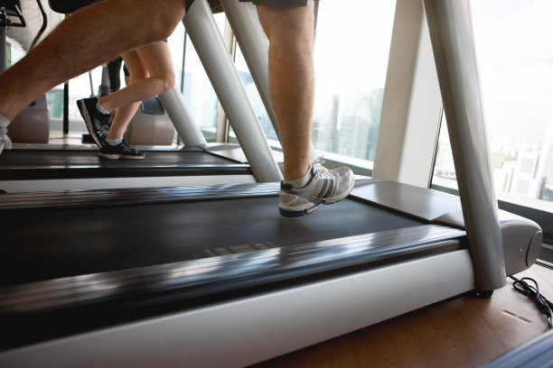 在跑步机上慢跑图片下载