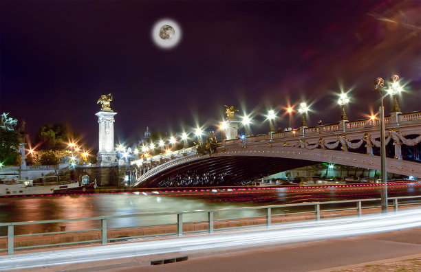夜晚的亚历山大三世桥(有月亮)——法国巴黎图片下载