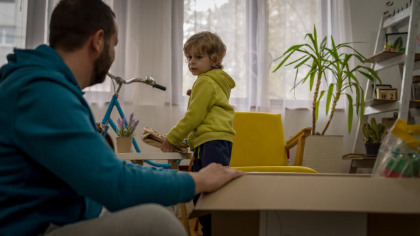 可爱的儿子和爸爸击掌。图片下载