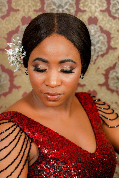 穿红裙子的非洲妇女图片下载