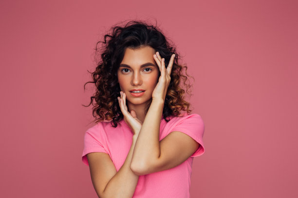 一个年轻的情绪化的女人的肖像图片下载