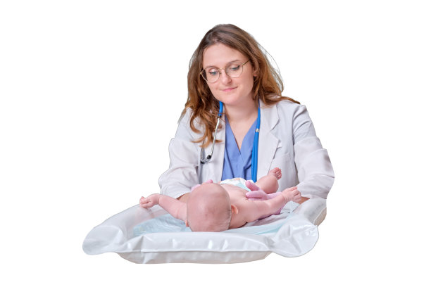 医生为一个孤立在白色背景上的新生儿做体操和按摩。穿着制服的护士给孩子做热身运动。两个月大的孩子图片下载