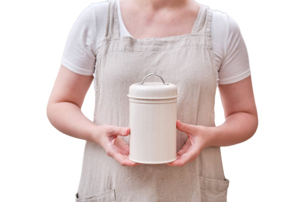 厨房里一个女人手里拿着一个密封的罐头，孤立地放在白色背景上。女性的手拿着一个储存容器图片下载