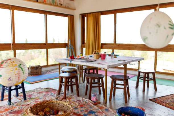 日光艺术工作室内部有大窗户，墙上有多个拉伸的画布和图片，儿童大师班，创意空间图片下载