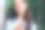 美女坐在街边咖啡馆里用智能手机图片下载