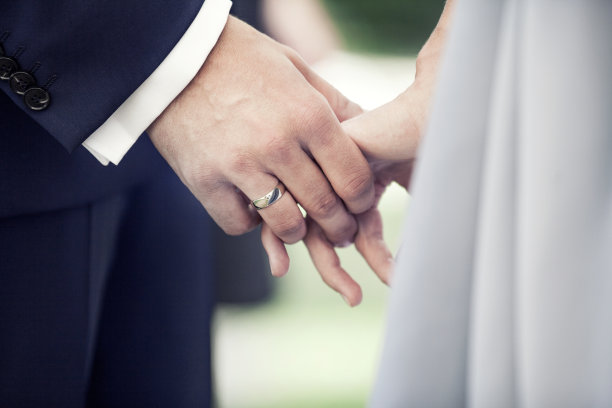 新娘和新郎手上戴着结婚戒指图片下载