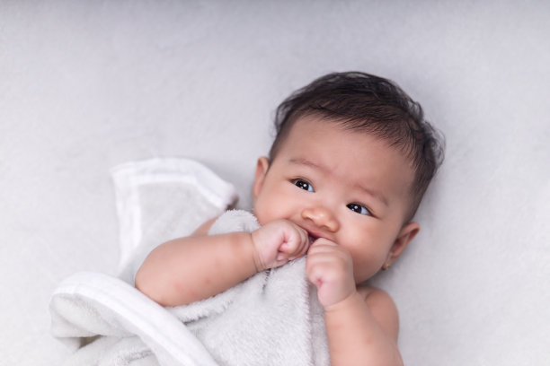 婴儿与白色毯子的美丽肖像图片下载