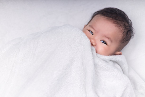 婴儿与白色毯子的美丽肖像图片下载