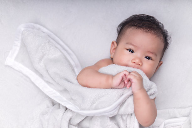 婴儿与白色毯子的美丽肖像图片下载