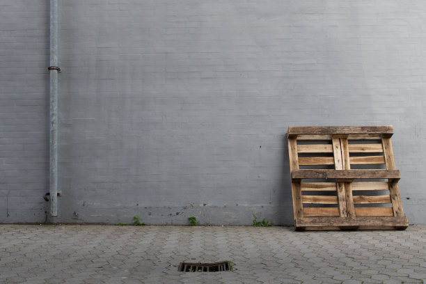 后院墙上有个带落水管的木托盘图片下载