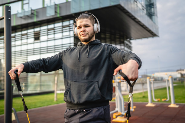一人在户外训练使用橡胶弹性电阻带管图片下载