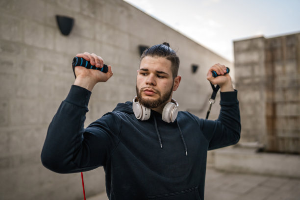 一人在户外训练使用橡胶弹性电阻带管图片下载