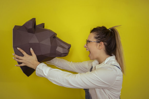 侧视图的妇女持有折纸熊头图片下载