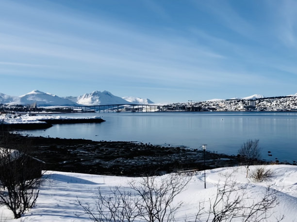 阳光明媚，白雪覆盖的城市图片下载
