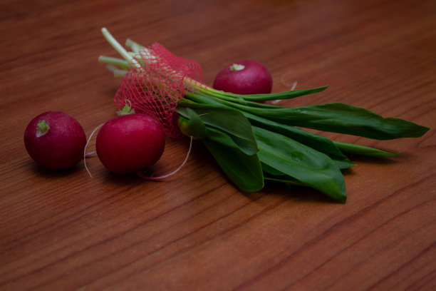 新鲜的大葱，香草，大蒜，洋葱，野韭菜图片下载