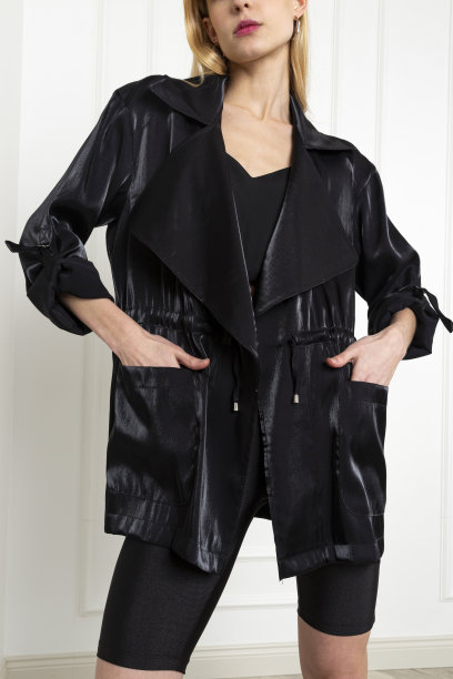 金色的年轻模特穿着秋天的概念衣服。图片下载