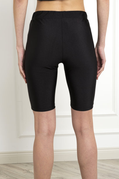 金色的年轻模特穿着秋天的概念衣服。图片下载