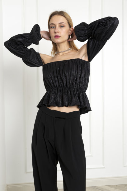 金色的年轻模特穿着秋天的概念衣服。图片下载