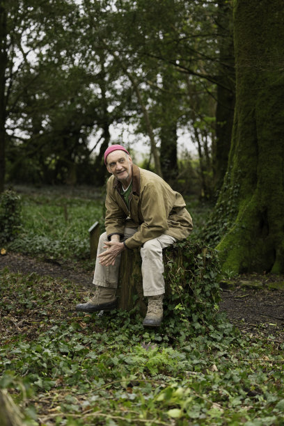 树林里一个快乐的老人图片下载