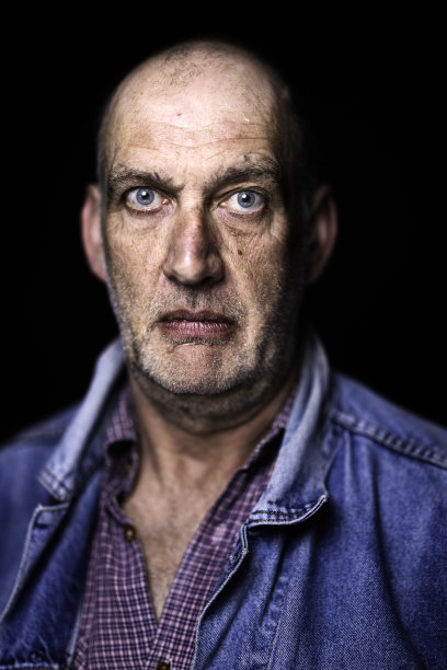 一个穿着蓝色夹克的普通老人的肖像图片下载