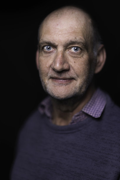 一个穿着灰色毛衣的普通老人的肖像图片下载