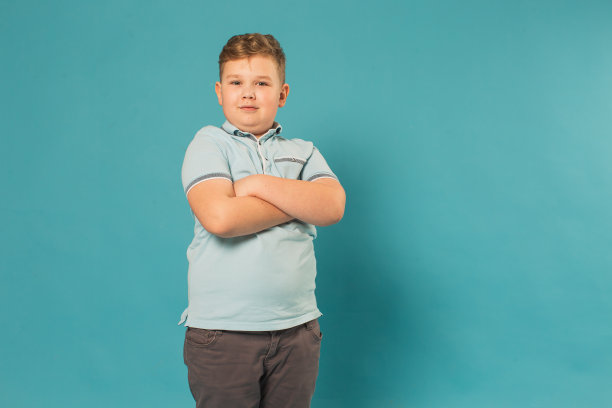 男孩在工作室蓝色背景图片下载