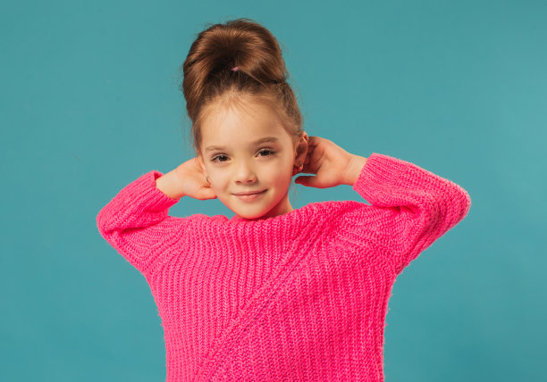 女孩在工作室的蓝色背景图片下载