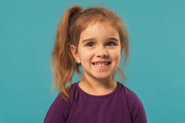 女孩在工作室的蓝色背景图片下载