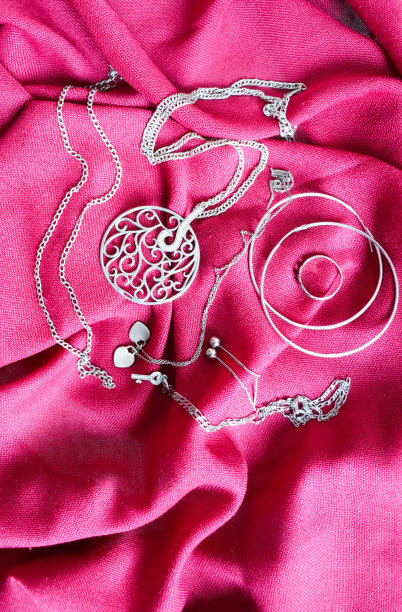 粉色背景的珠宝。年度色彩洋红色万岁图片下载