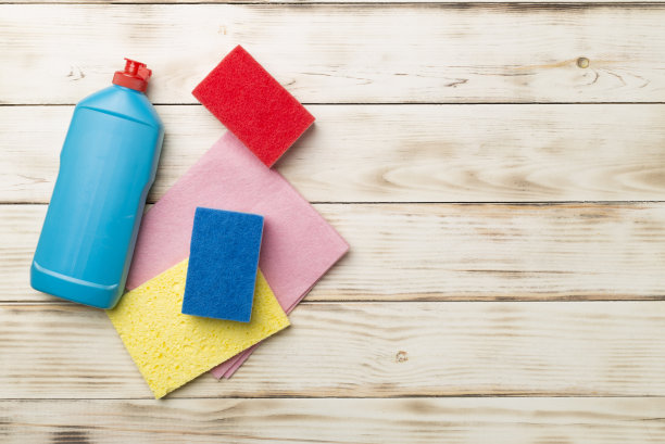 瓶子与洗洁精和海绵在木制背景，俯视图图片下载