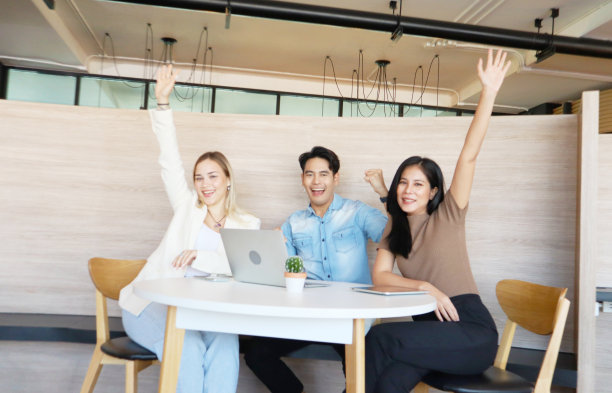 多民族商人在会议室里为交易成功而欢呼。图片下载