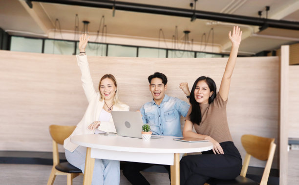 多民族商人在会议室里为交易成功而欢呼。鼓励你的团队继续取得成功。图片下载