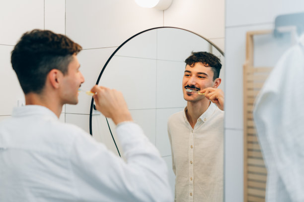 年轻的成年男子准备工作图片下载