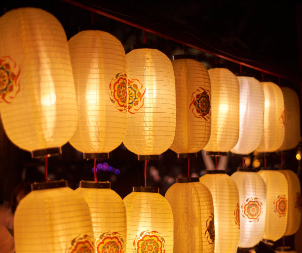 在中国的元宵节，明亮的灯笼图片下载