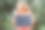 在公园里，一个拉丁妇女拿着黑板望向左边。图片下载