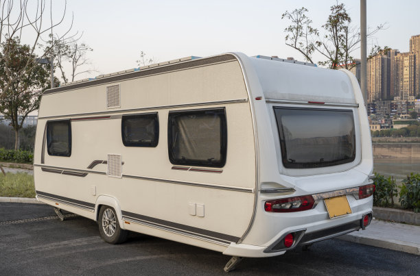 大篷车停在现代化的城市里，没有人。图片下载