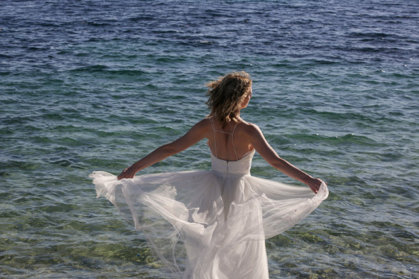 新娘的肖像在长白色婚纱与海水的背景图片下载