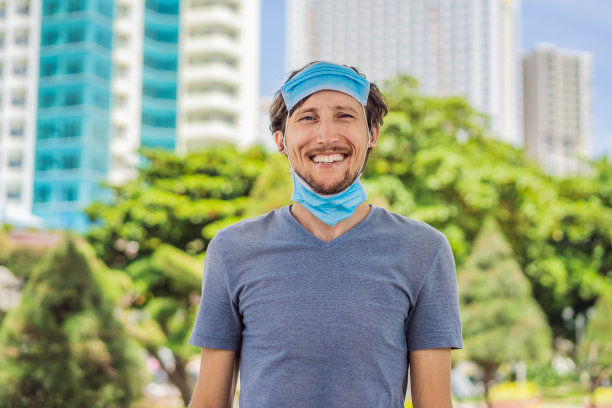 戴口罩观念不当。男子戴口罩错误图片下载